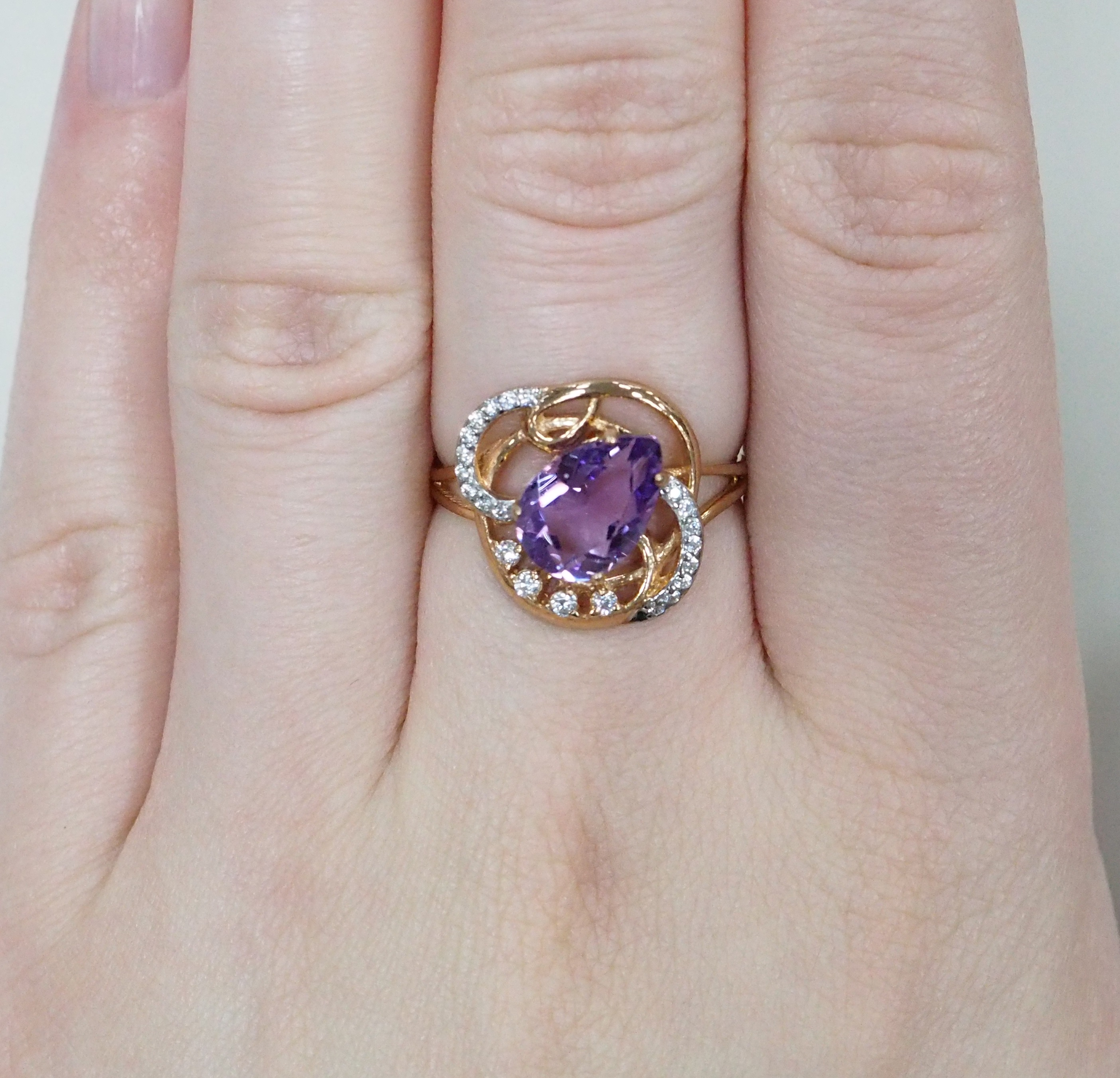 Серебряное кольцо 925 пробы; вставки 1 Аметист; 22 Фианит бесцв.;